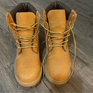 Lightly worn, condition- like new. Great for Fall and Winter🍁❄️